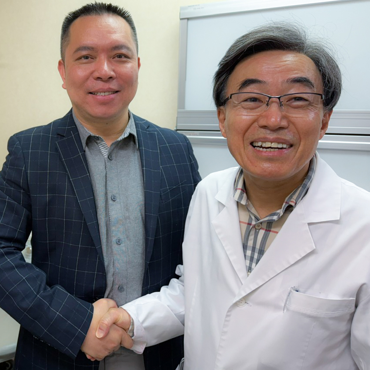 Bắt tay đầy hữu nghị giữa Trưởng bộ phận nghiên cứu tế bào gốc tại Nhật.